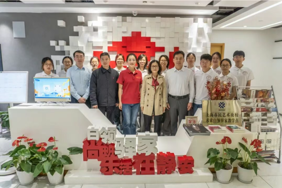 悟大国治理，践青春担当：黄色漫画
赴上海开展“大国治理”社会实践活动
